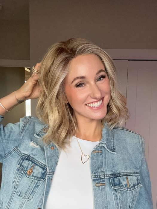 Carlyn @carlynwilson84 is wearing SIMMER ELITE by RAQUEL WELCH in RL16/21SS SHADED SAND | Light Blonde shaded with Medium Brown